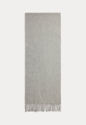 Sciarpa rettangolare in lana grigio chiaro con texture sottile, estremità sfrangiate e un piccolo logo ricamato vicino a un bordo.