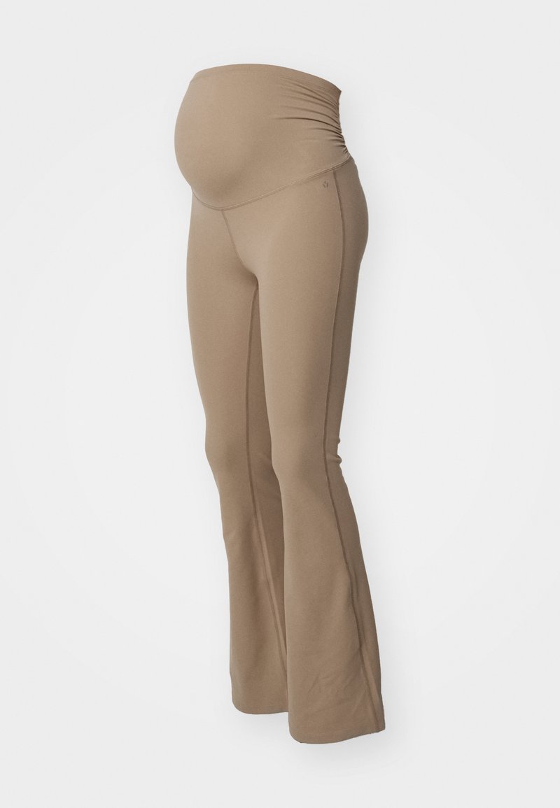 Pantalons de yoga évasés pour maternité en beige, dotés d'une ceinture élastique froncée et d'un tissu doux, conçus pour le confort et la liberté de mouvement.