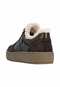 Braune Sneaker mit einem Obermaterial aus strukturiertem Leder und Wildleder, einem Faux-Fur-Futter um den Kragen und einer dicken Gummisohle mit einem strukturierten Muster.