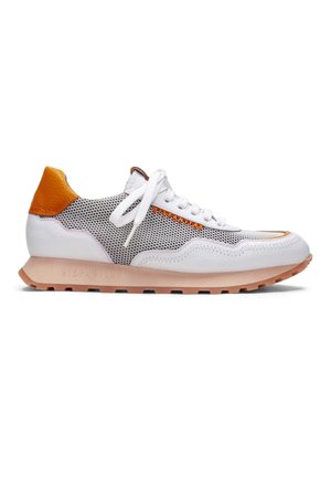 Sneaker bianca con tomaia in rete, tallone in pelle arancione, suola in gomma rosa e lacci bianchi. Presenta cuciture decorative e logo di lato.