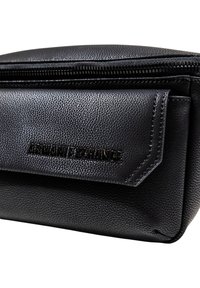 Pochette sintetica nera con texture, chiusura a zip e tasca frontale, con logo "ARMANI EXCHANGE" in rilievo sulla patella.