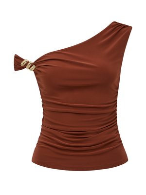 Top marrone asimmetrico in tessuto liscio, caratterizzato da una texture arricciata e accenti dorati sulla spalla per un aspetto strutturato.