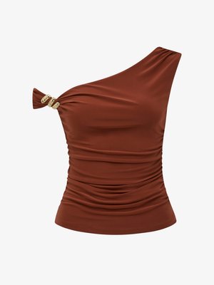 Top marrone asimmetrico in tessuto liscio, caratterizzato da una texture arricciata e accenti dorati sulla spalla per un aspetto strutturato.