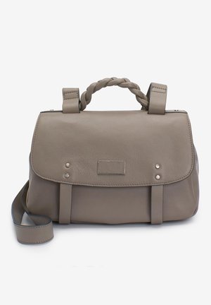 Sac à main en cuir taupe avec poignée supérieure tressée, rabat avant sécurisé par deux sangles en cuir et bandoulière amovible.