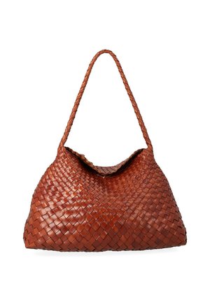 Borsa a tracolla intrecciata in pelle marrone con una singola tracolla intrecciata e chiusura superiore piegata.