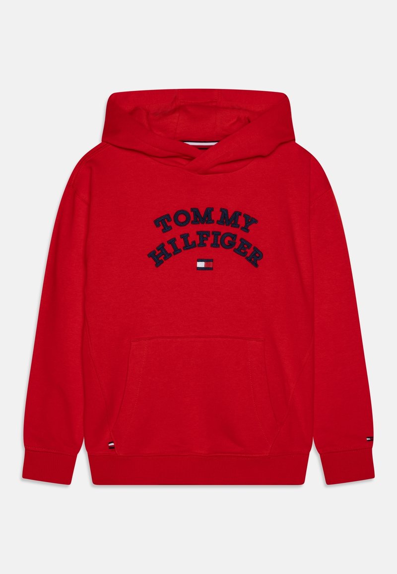 Hoodie en coton rouge avec un grand logo brodé "TOMMY HILFIGER" en bleu marine, poche avant, et manches à bords-côtes avec accents de logo.