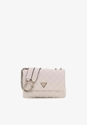 Sac à main matelassé beige clair avec chaîne et bandoulière en cuir, avec une plaque métallique portant le logo Guess sur le rabat avant.