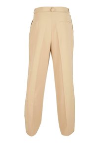 Beige Hose mit hoher Taille, gefaltetem Vorderteil und einer einzelnen Gesäßtasche. Sie zeichnet sich durch eine glatte Textur und eine maßgeschneiderte Silhouette aus.