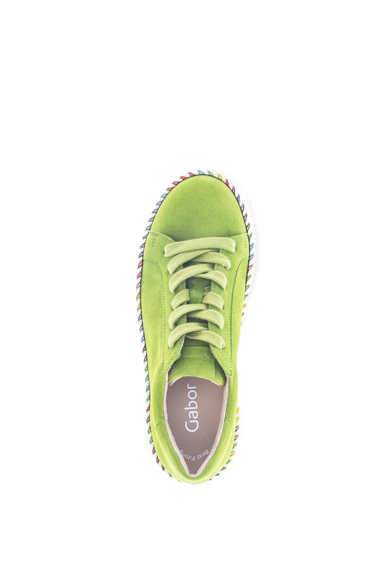 Grüne Wildledersneaker mit runder Zehenpartie und Schnürverschluss. Bunte gestreifte Sohle sorgt für Details. Das Innenfutter zeigt das Markenlogo.