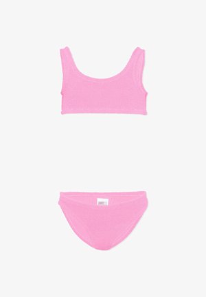 Set bikini rosa strutturato a due pezzi con top corto a scollo rotondo e slip bikini a vita alta, distesi su sfondo bianco.