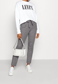 Vero Moda Kalhoty - mottled grey