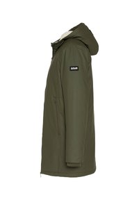 Chaqueta de invierno con capucha de color verde olivo, con un bolsillo lateral con cremallera y un parche del logo de Schott visible en la parte superior del brazo, mostrada de lado.