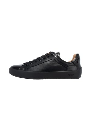 Zapatilla baja negra de cuero con cordones negros, suela gruesa de goma y forro interior beige, con la marca "JOOP!" en la parte trasera de la suela.