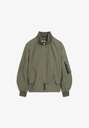 Olivenfarbene Bomberjacke aus leichtem Material, mit hohem Kragen, elastischen Bündchen, seitlichem Reißverschlusstaschen und Druckknopfverschluss vorne.
