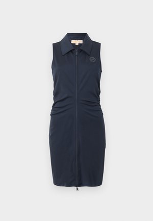 Varrukateta tumesinine kraega kleit esilukuga ja vööjoonel kogutud detailidega, rinnal väike ümmargune logo.