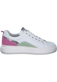 Hvide sneakers med lyserøde og grønne ruskinds paneler, metalliske detaljer og en struktureret hvid gummisål; rund tå og snørebåndsdesign.