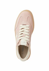 Roosa suède sneakers tekstuuriga mustriga, kreemjad nöörid ja pehme sisevooder. Omab kummist põhjatalda ja diskreetset logo detaili.
