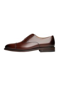Braune Lederschuhe mit Kappenzehen-Design, fünf Ösen, glatte Oberfläche und gestapeltem Absatz. Saubere Linien mit kontrastierender Naht.