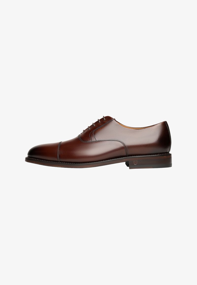 Bruine leren dresschoenen met een cap toe ontwerp, vijf veteroogjes, een gladde afwerking en een gestapelde hak. Schone lijnen met contrasterende stiksels.