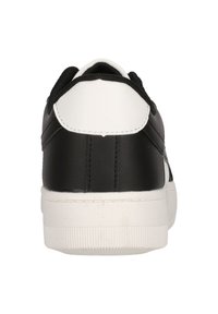 Sorte og hvide sneakers med en overdel i syntetisk læder, teksturerede sorte snørebånd, en hvid gummisål og en polstret krave.