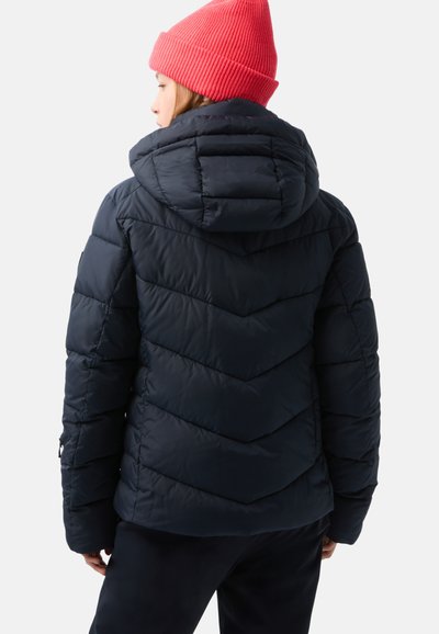 Marineblauer Puffer-Jacke mit Chevron-Steppdesign, ausgestattet mit Kapuze und gerippter pinkfarbener Mütze. Das Material wirkt glatt und isoliert.