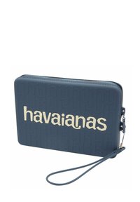 Borsa a busta blu con zip e logo impresso, caratterizzata da una superficie testurizzata e una tracolla per un facile trasporto.