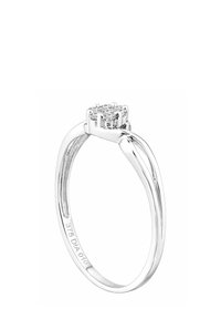 Balts zelta gredzens ar centrālo trīs dimantu kopu četru āķu uzstādījumā, ar gludu, pulētu joslu.