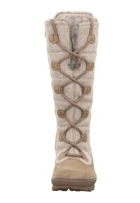 Knielang, beige winterboot met een viltoppervlak en suède accenten. Heeft een vetersluiting aan de voorkant en een gestructureerde rubberen zool voor grip.