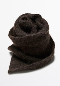 Sciarpa di lana spessa di colore marrone scuro, arrotolata in modo morbido su uno sfondo bianco, che mostra una superficie pelosa e un materiale soffice e caldo.