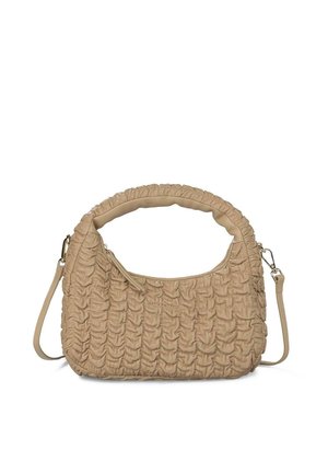 Bolso beige con textura fruncida, asa curva acolchada, correa de hombro desmontable y cierre superior con cremallera.
