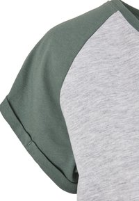 T-skjorte med korte ermer som har en grå kropp og mørkegrønne raglanermer, laget av mykt bomullsmateriale med en glatt tekstur og en uformell design.