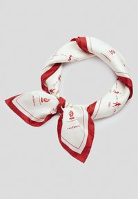 Jedwabny szalik w odcieniu kremowym z czerwonymi akcentami, zdobiony nadrukowanymi wzorami postaci i logo. Złożony w pętlę z ostrymi końcami. Miękka tekstura.