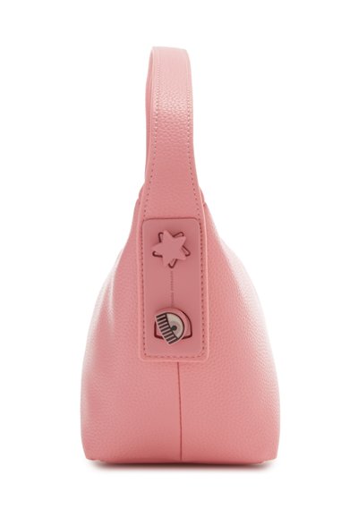 Roze leren handtas met een gestructureerd oppervlak en een gebogen handvat, voorzien van ster- en oogvormige metalen details aan de zijkant voor extra accent.