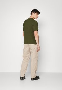 Levi's® SS RELAXED FIT TEE - T-shirt estampada - mossy green