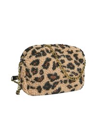 Bolso de mano con estampado de leopardo, textura esponjosa, forma rectangular redondeada, asa de cadena metálica dorada y base marrón clara con manchas marrón oscuro.