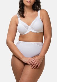 Wit met kant afgewerkt bh en hoge taille slips set. Zacht katoenmateriaal, cupvorm met floral kantaccenten en brede bandjes voor ondersteuning.