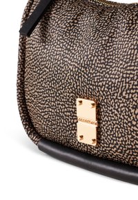 Borsa a tracolla con motivo marrone e nero, realizzata in un tessuto textured, con una chiusura in metallo dorato e una base nera liscia.