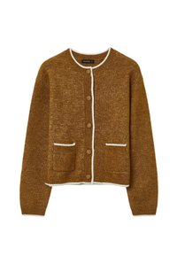Brauner Strickcardigan mit weißem Rand, Rundhalsausschnitt, vorderer Knopfleiste und zwei kleinen Taschen vorne.
