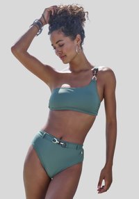 Zelený bikiny set s jedním ramínkem a zlatým akcentem, vysokými kalhotkami s detailem pásku. Hladká, elastická látka.