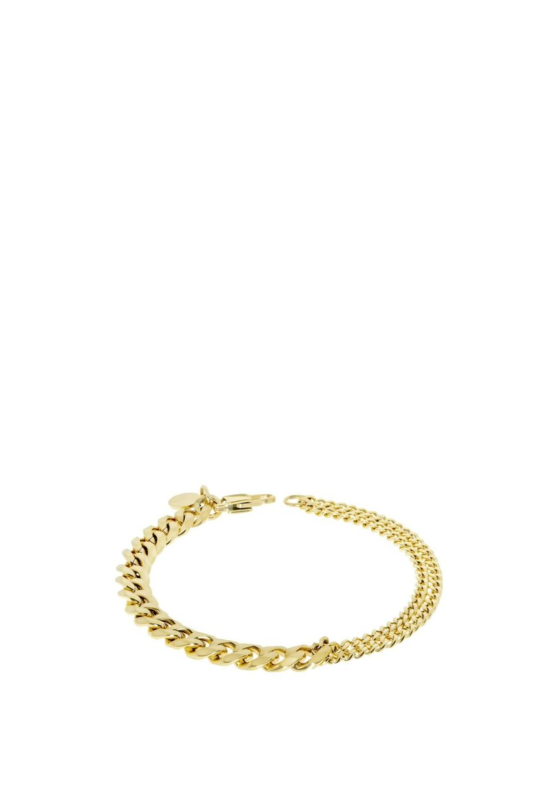 Bracciale in oro con maglie intrecciate a design piatto e chiusura a moschettone. Superficie liscia e lucida con forme di maglie varie.