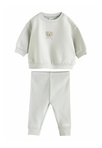 Ljusgrå bomull tvådelsoutfit som har en kortärmad topp med ett björnfansy och ribbade leggings med en liten etikett.