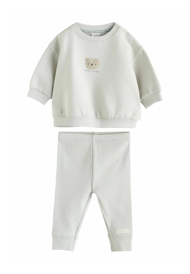 Ljusgrå bomull tvådelsoutfit som har en kortärmad topp med ett björnfansy och ribbade leggings med en liten etikett.
