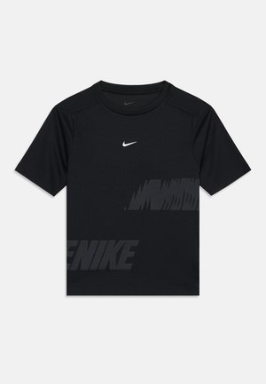 T-shirt de sport noir à manches courtes de Nike avec un petit logo swoosh blanc sur la poitrine et un grand texte Nike estompé sur le devant.