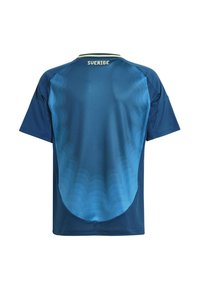 Námořnicky modrý sportovní dres se zvlněným gradientním designem v lehčích modrých odstínech, s kulatým límcem a nápisem "SUERIGE" na zadní straně.