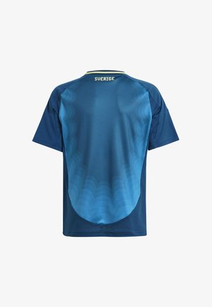 Maillot de sport bleu marine présentant un design de dégradé ondulé dans des teintes de bleu plus claires, avec un col rond et le texte "SUERIGE" au dos.