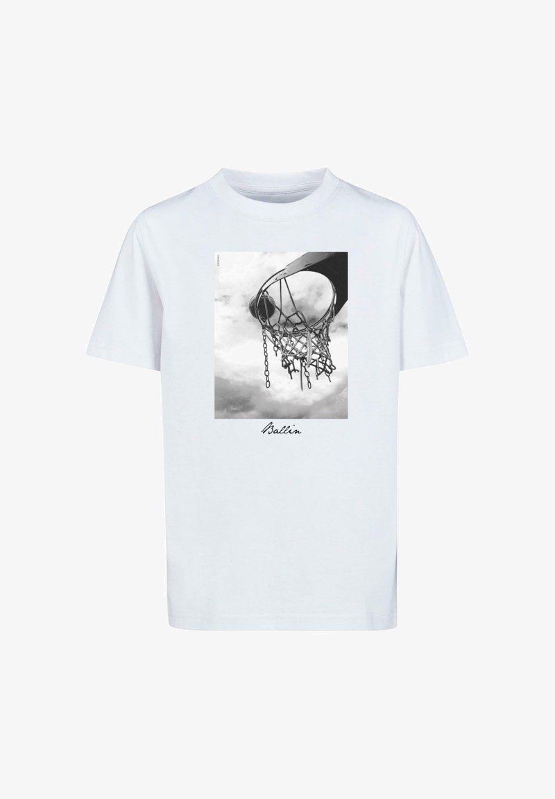 T-shirt en coton blanc avec un imprimé en noir et blanc d'un panier de basketball et d'un filet. Le texte en dessous dit "Ballin." Manches courtes et col rond.