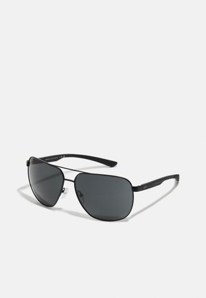 Óculos de sol pretos com armação metálica, design aviador, lentes escuras e hastes pretas texturizadas. Almofadas nasais ajustáveis para maior conforto.