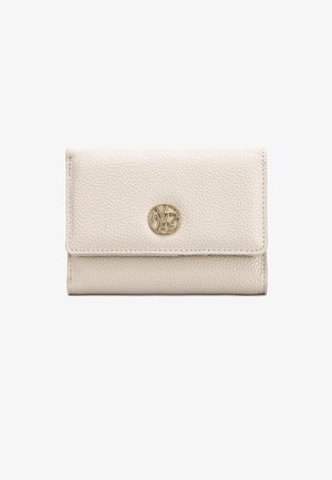 Portafoglio in pelle beige testurizzata con un logo circolare dorato sul davanti, dotato di chiusura a pattina e design minimalista.