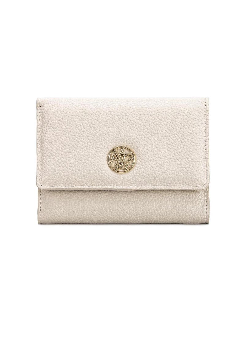 Portafoglio in pelle beige testurizzata con un logo circolare dorato sul davanti, dotato di chiusura a pattina e design minimalista.