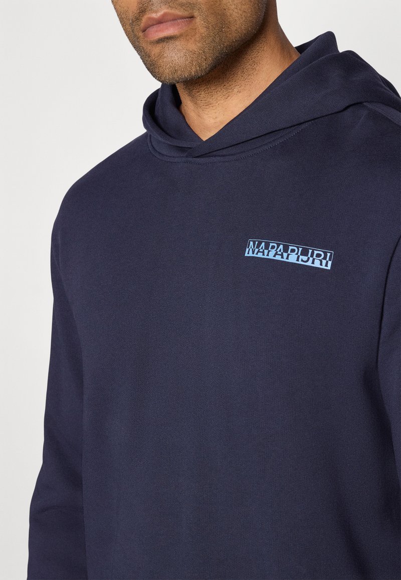 Felpa con cappuccio blu navy dal tocco morbido, con un piccolo logo azzurro "Napapijri" nella parte sinistra del petto.